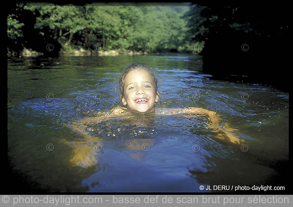 enfant dans la rivire - child in the river